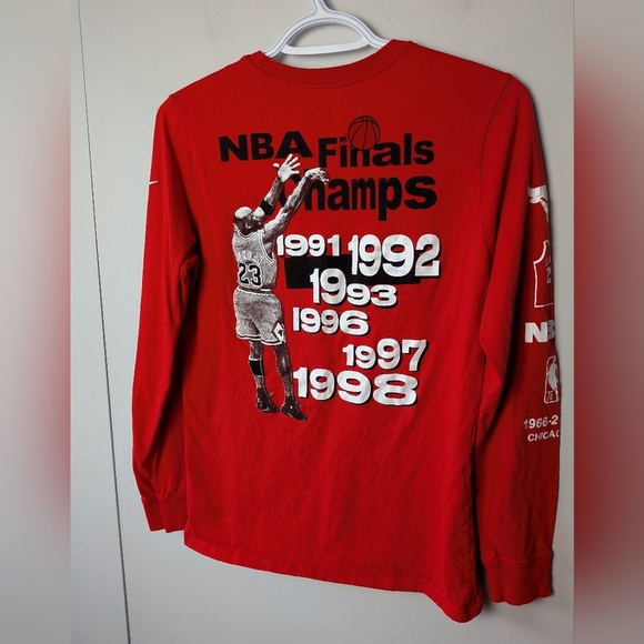 The Nike Tee Red Long Sleeve Bulls Kid Shirt Size Large (14-16) NBA Basketball - Picture 5 of 9